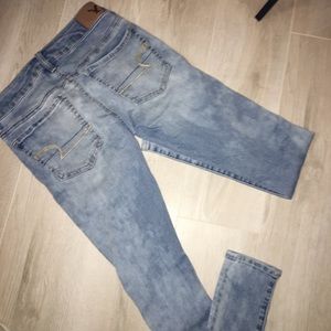 LIGHT WASHED AMERICAN EAGLE JEANS